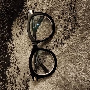 M/L Round black glasses.